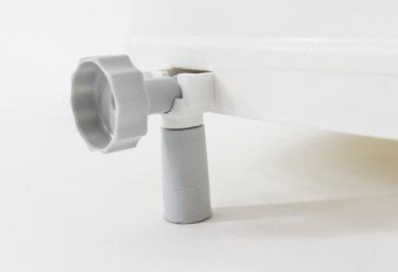 Beslag för toalettförhöjare vägghängd